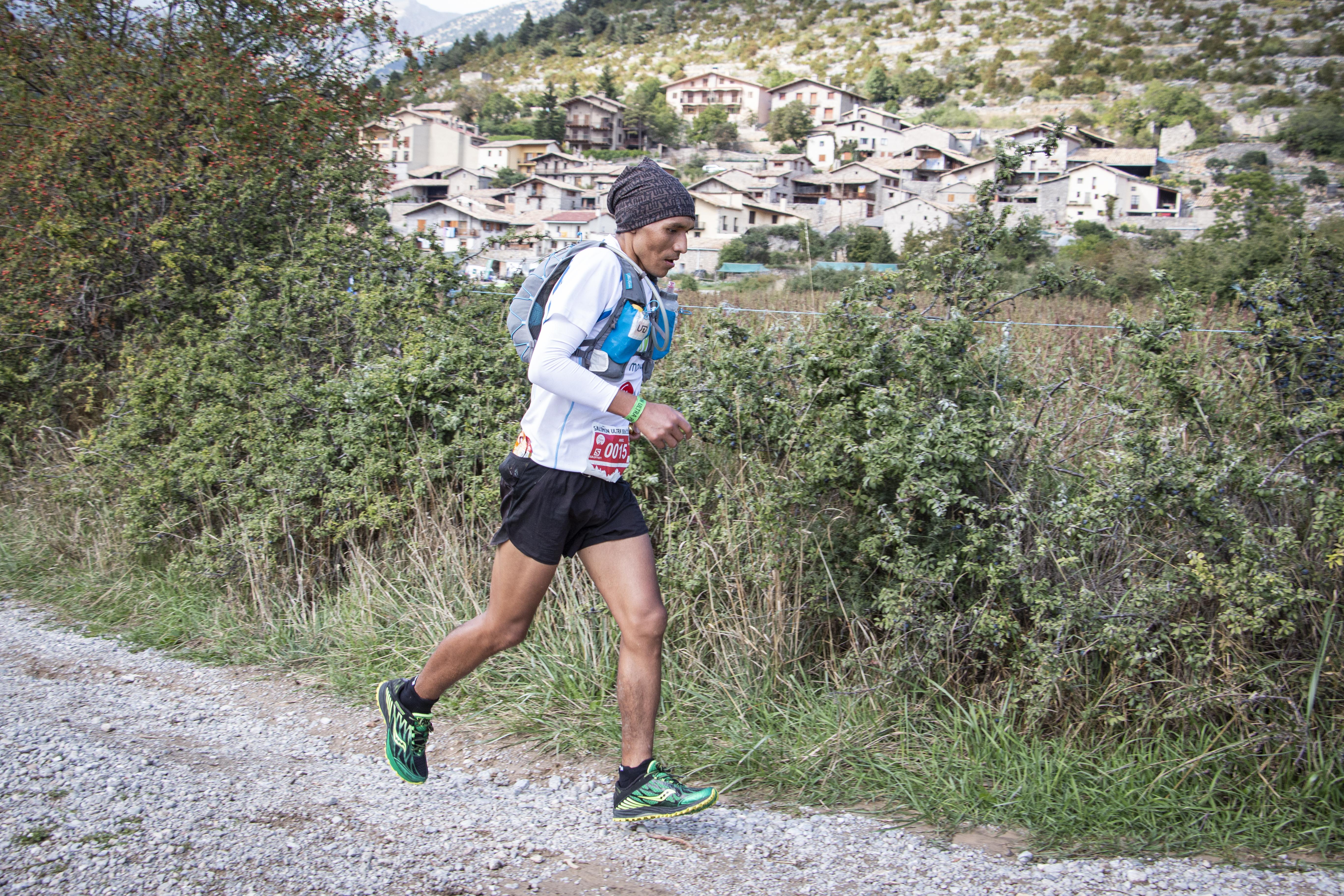 Un corredor de l'Ultra Pirineu al seu pas per Gósol. FOTO: Anna E. Puig