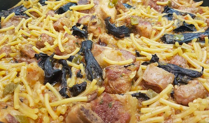 Fideos con costilla, morcilla y robellones Fideos con costilla, morcilla y robellones