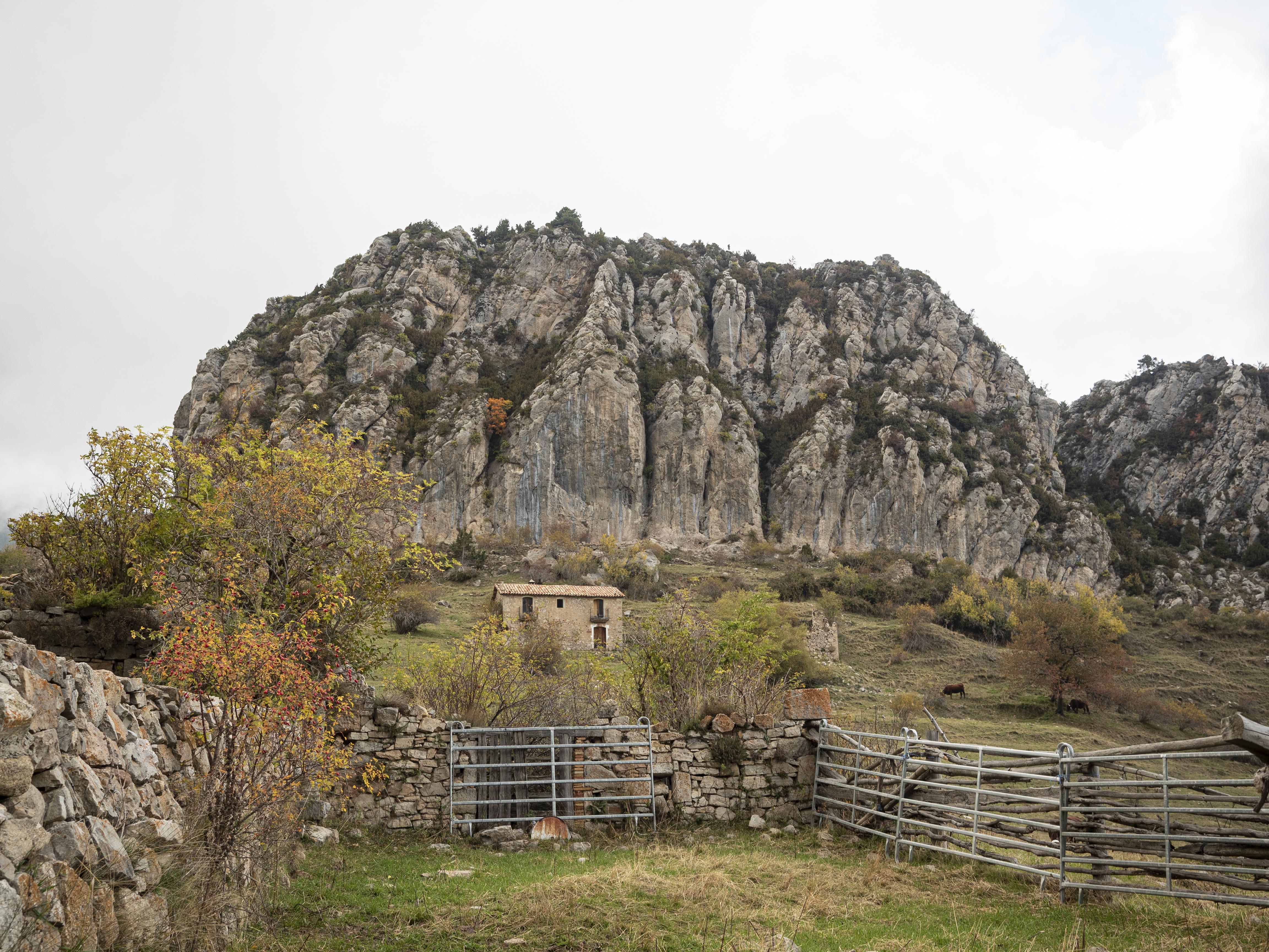 L'imponent Roc de Peguera, sobre el qual s'alçava el Castell de Peguera fa molts segles. FOTO: Anna E. Puig