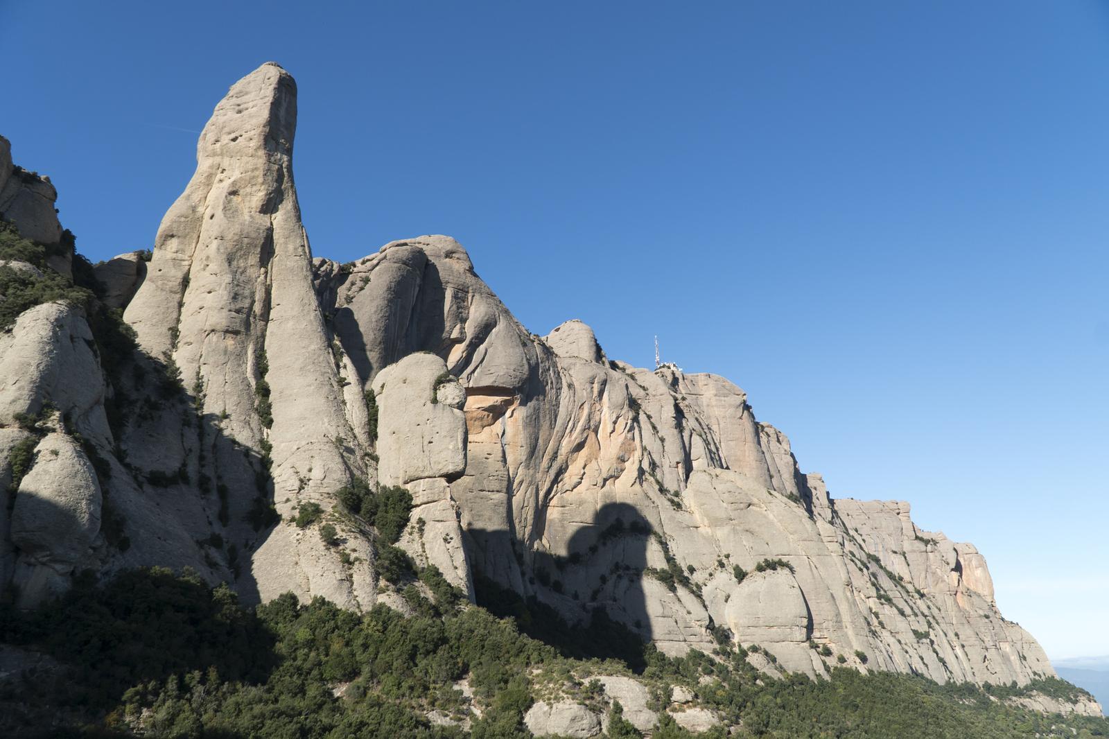 Monistrol de Montserrat. El Cavall Bernat i les parets de Diables i de Sant Jeroni des del camí de l'Arrel. FOTO: Catalunya_Palau Robert