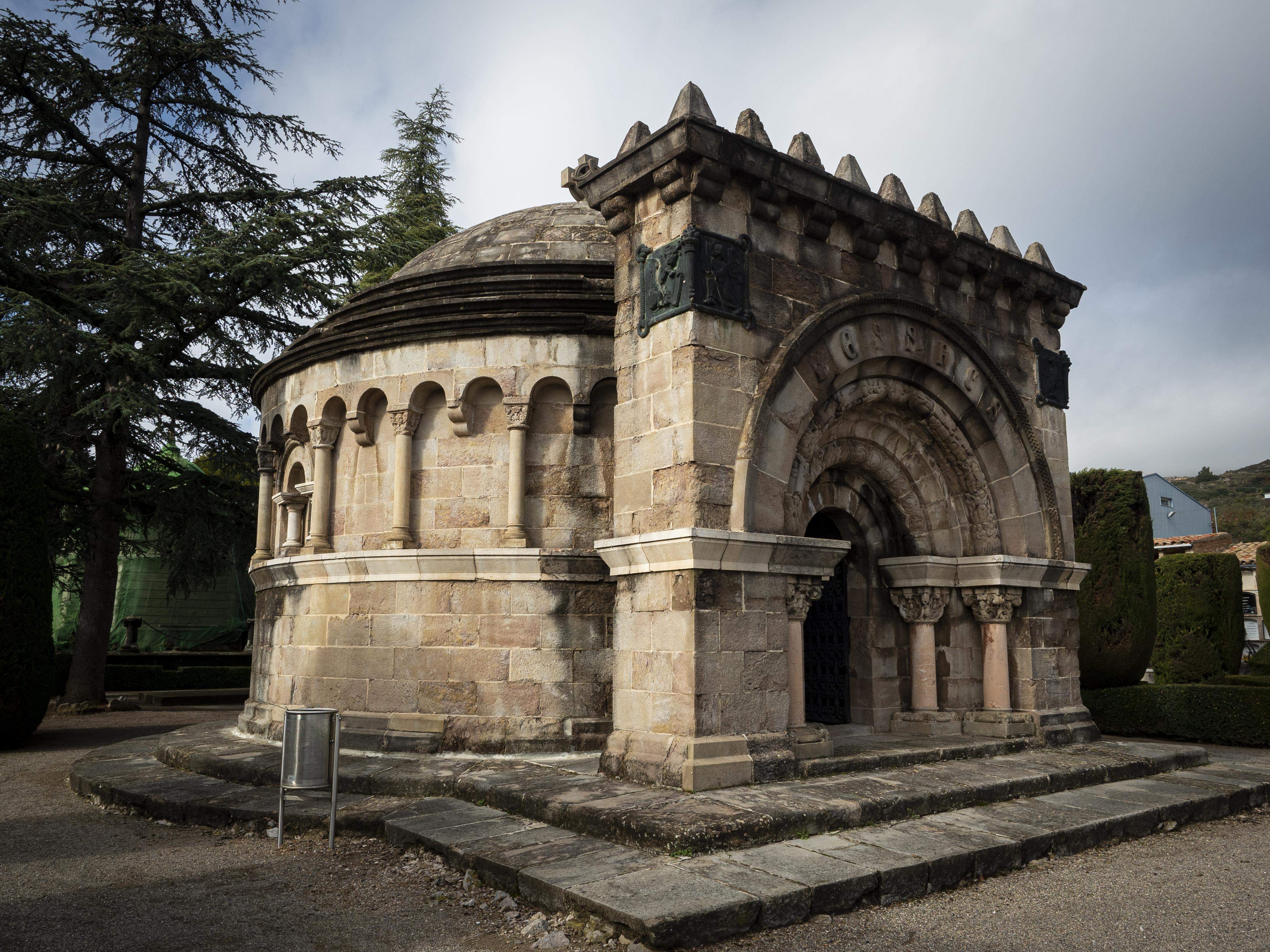 A cada cementiri de Catalunya s'hi amaga una joia arquittectònica singular, aquesta és al de Berga. FOTO: Anna E. Puig A cada cementiri de Catalunya s'hi amaga una joia arquittectònica singular, aquesta és al de Berga. FOTO: Anna E. Puig