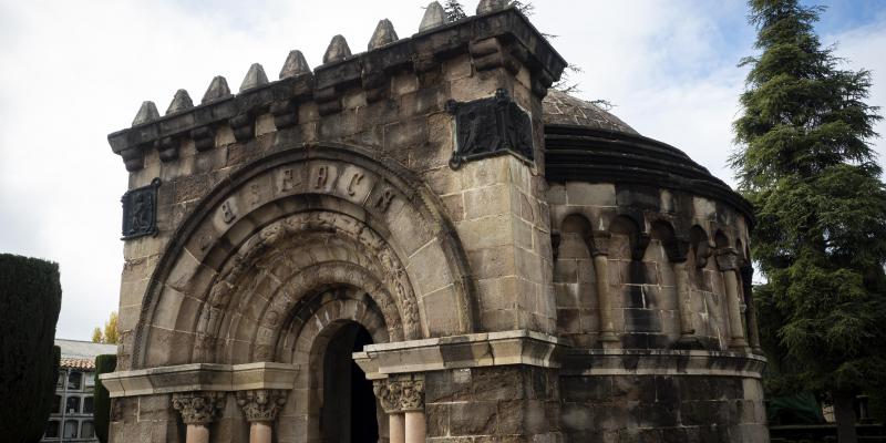 El panteó Bassacs és una construcció aïllada, de pedra, de planta circular amb un soterrani. FOTO: Anna E. Puig