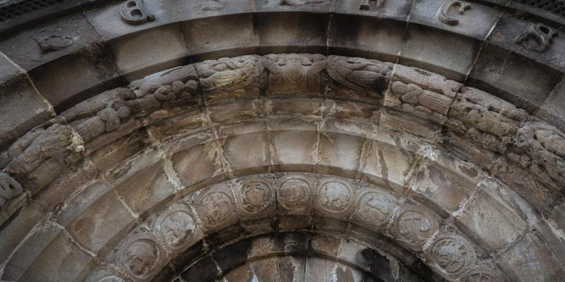 A l'arc de sobre la porta d'entrada hi podem trobar els signes del zodíac, passatges de l'Antic Testament i el nom de la família propietària. FOTO: Anna E. Puig