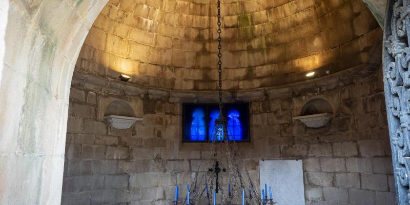 L’interior s’il·lumina amb quatre obertures coronades per arcs de mig punt, sostinguts per petites columnes de marbre L’interior s’il·lumina amb quatre obertures coronades per arcs de mig punt, sostinguts per petites columnes de marbre