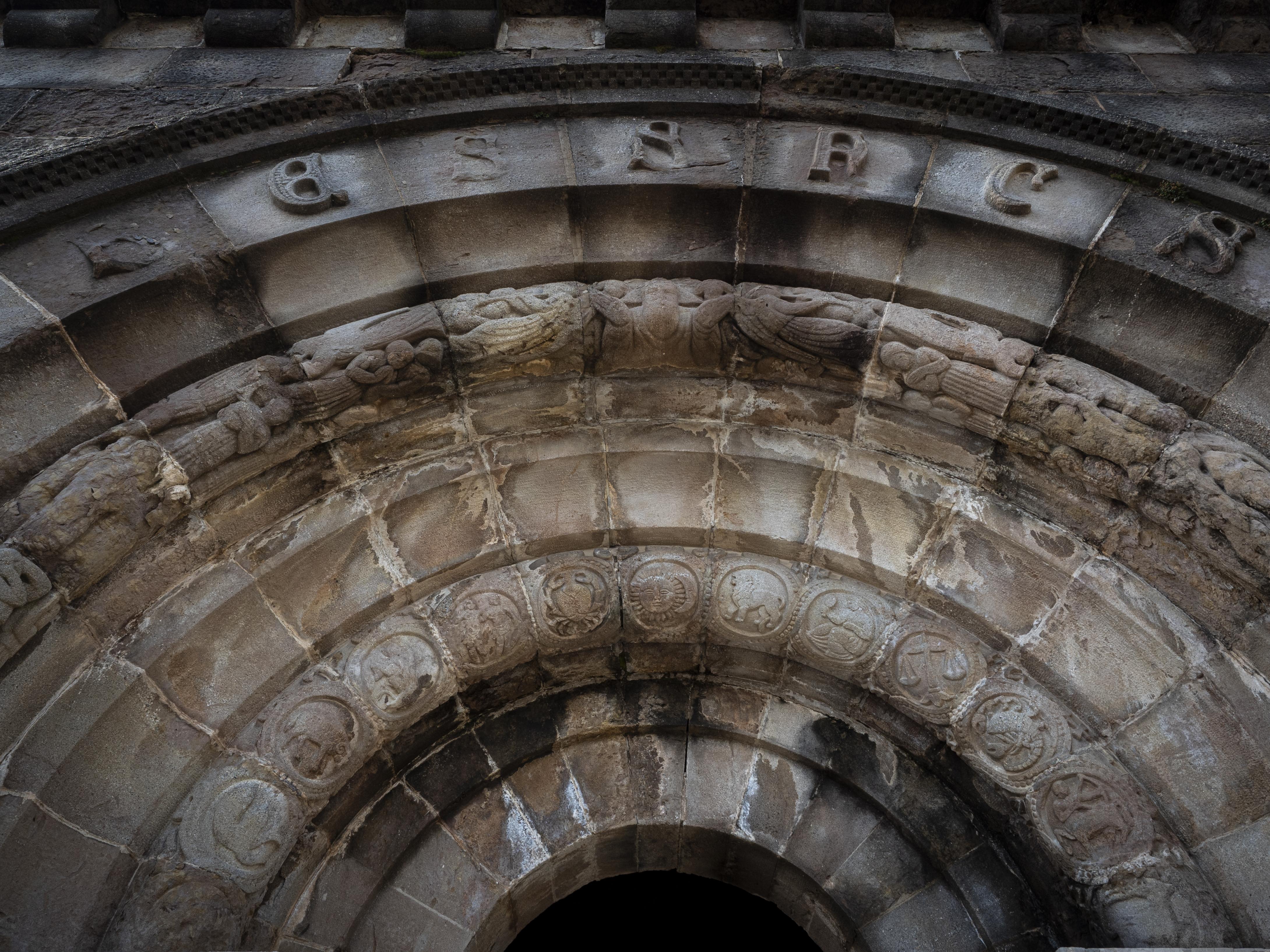A l'arc de sobre la porta d'entrada hi podem trobar els signes del zodíac, passatges de l'Antic Testament i el nom de la família propietària. FOTO: Anna E. Puig