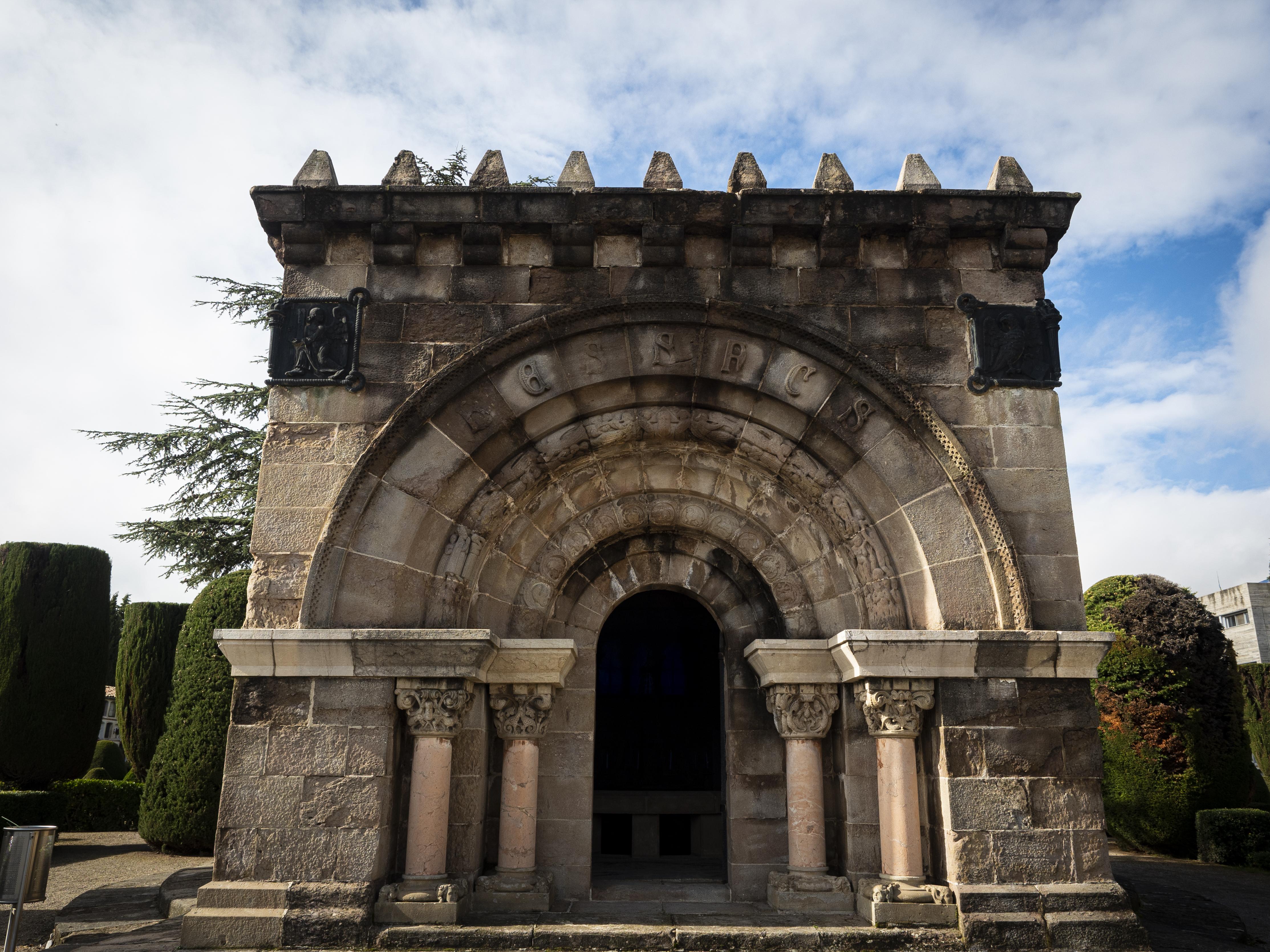 El panteó segueix el corrent historcista, inspirat també amb elements del romànic. FOTO: Anna E. Puig