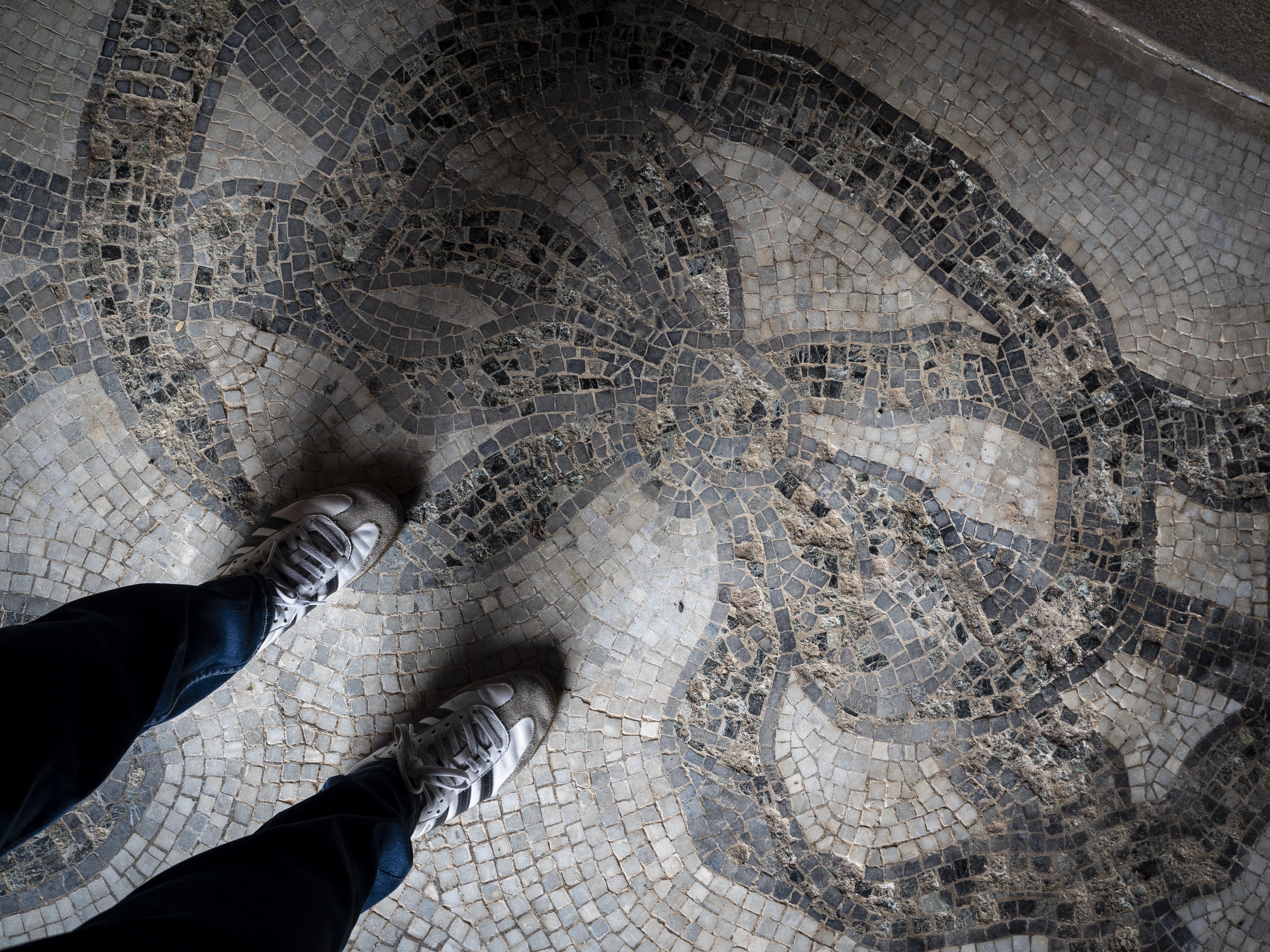 El terra del panteó està cobert per un bonic mosaic amb dibuixos. FOTO: Anna E. Puig