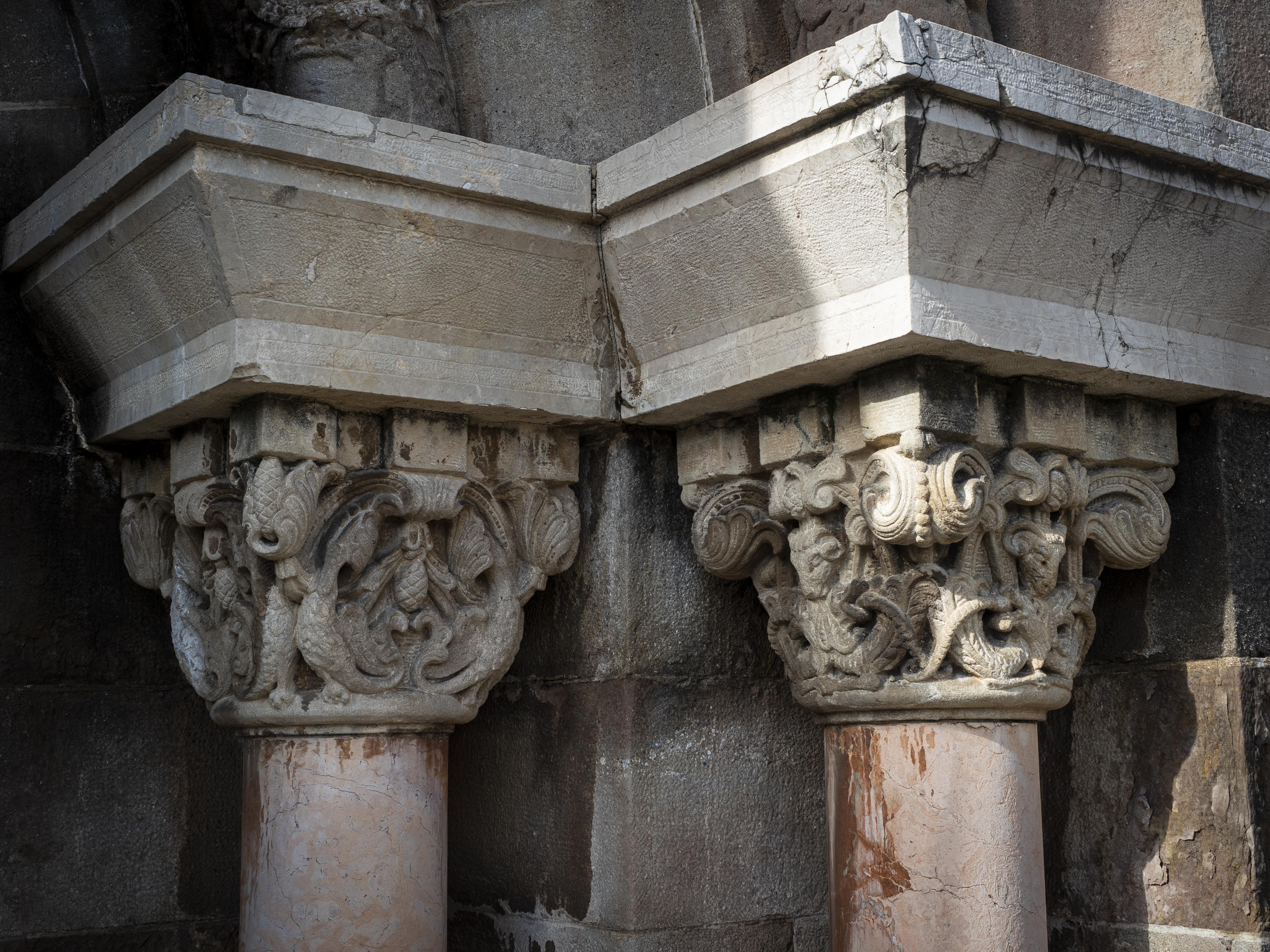 En els capitells de les columnes d'entrada presenten una decoració que imita el bestiari medieval. FOTO: Anna E. Puig