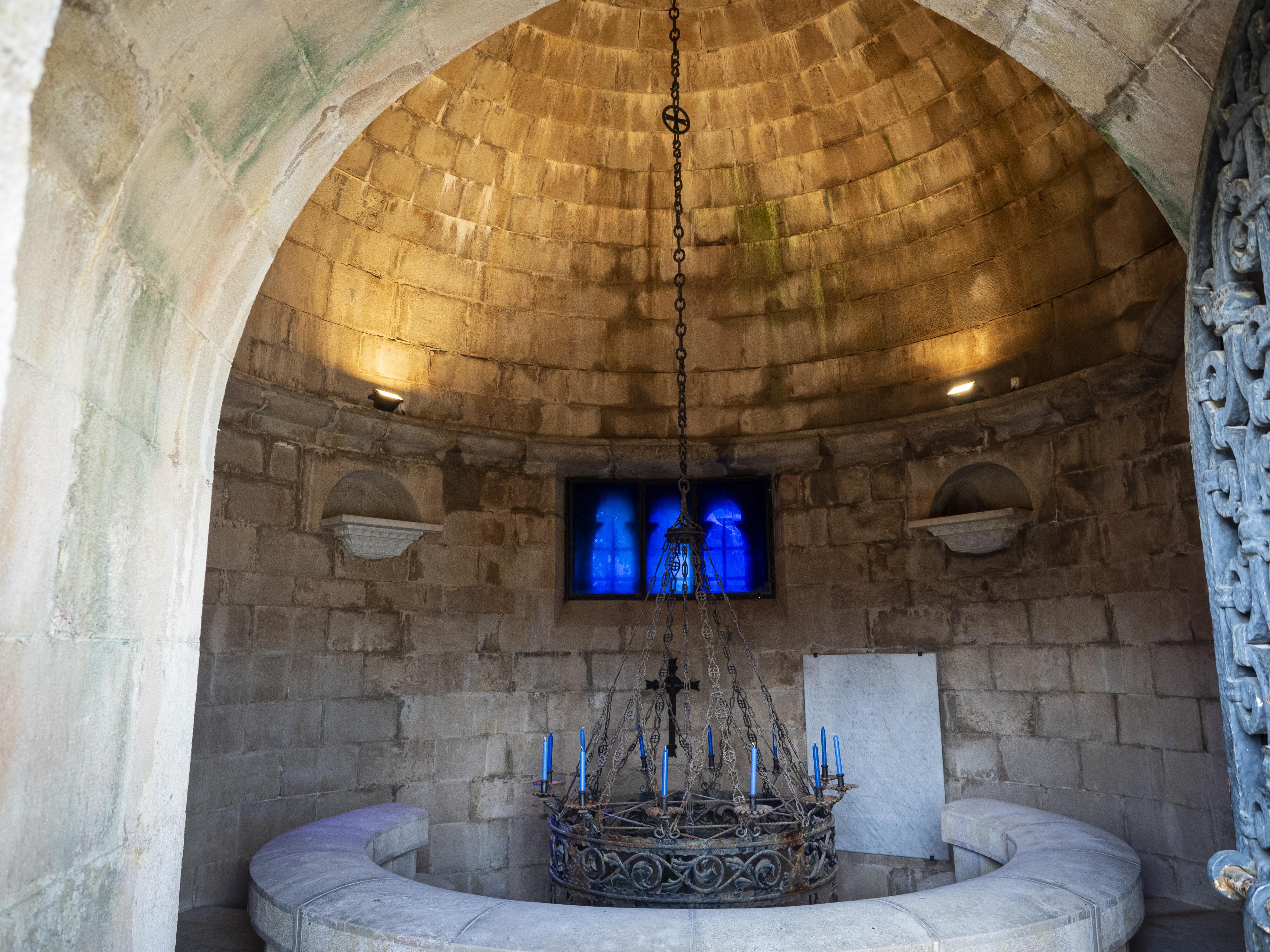 L’interior s’il·lumina amb quatre obertures coronades per arcs de mig punt, sostinguts per petites columnes de marbre. FOTO: Anna E. Puig