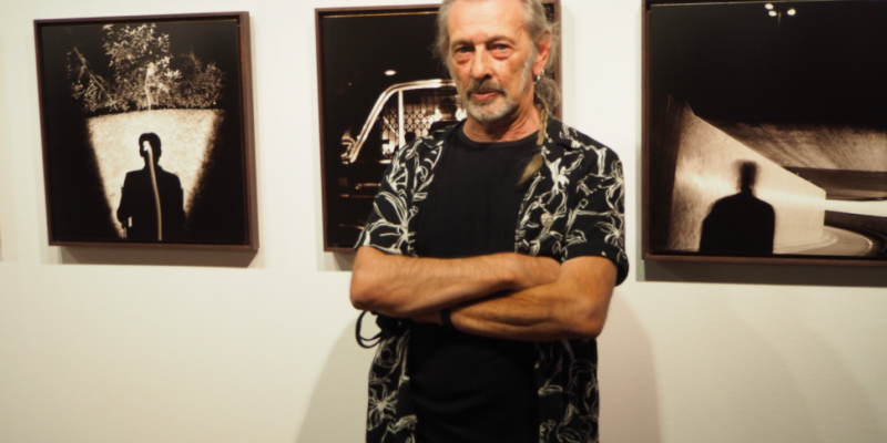 El fotògraf posa davant d'una de les seves sèries fotogràfiques al Museu de l'Art de la Pell després de la inauguració. FOTO: E. Aymerich, Monmar Comunicació El fotògraf posa davant d'una de les seves sèries fotogràfiques al Museu de l'Art de la Pell després de la inauguració. FOTO: E. Aymerich, Monmar Comunicació