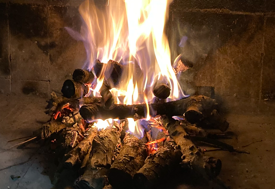 El frío ya invita a encender el fuego. FOTO: C.C.