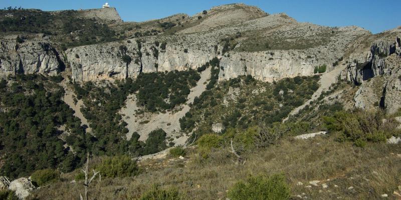 Tivissa. cims de la Creu i de la Miranda des del Mont redon. FOTO: Catalunya - Palau Robert