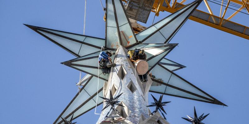 Col·locació de l'estrella FOTO @sagradafamilia