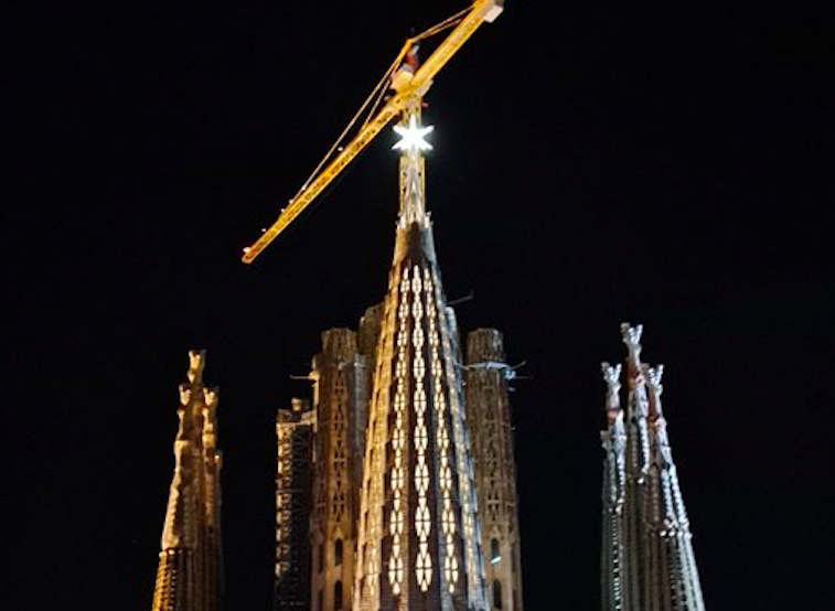 L'estel de la Torre de la Mare de Déu il·luminat. FOTO: @sagradafamilia L'estel de la Torre de la Mare de Déu il·luminat. FOTO: @sagradafamilia
