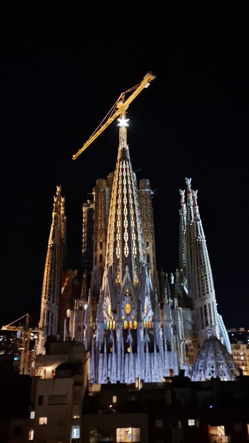 La Sagrada Família amb la Torre il·luminada. FOTO: @sagradafamilia