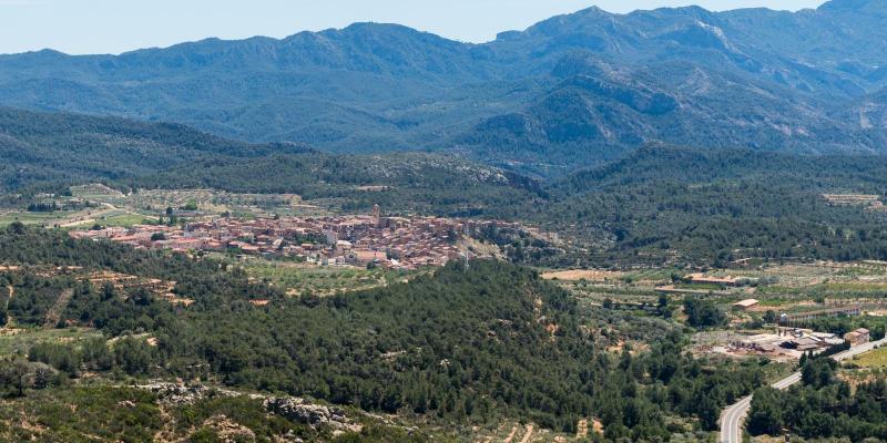 El Pinell de Brai. El poble amb la serra de Llàfega al fons. FOTO: Catalunya - Palau Robert