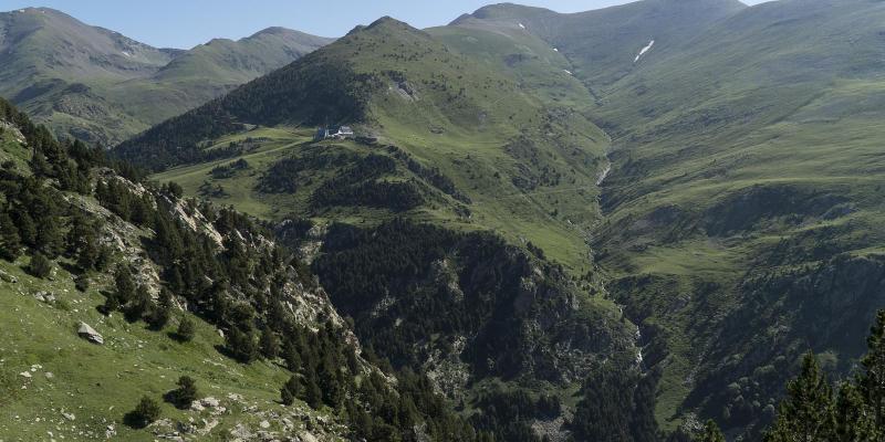 Queralbs. L'alberg del Pic de l'Àliga i el Torreneules des del camí de Fontalba. FOTO: Catalunya-Palau Robert