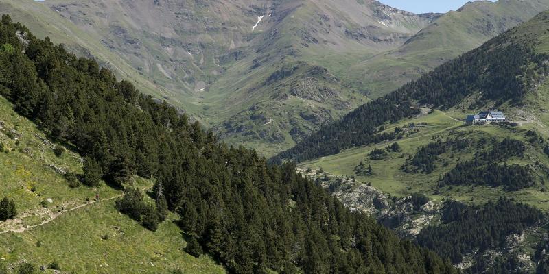 Queralbs. L'alberg del Pic de l'Àliga amb els pics d'Eina i de Noufonts al fons des del camí de Fontalba. FOTO: Catalunya-Palau Robert