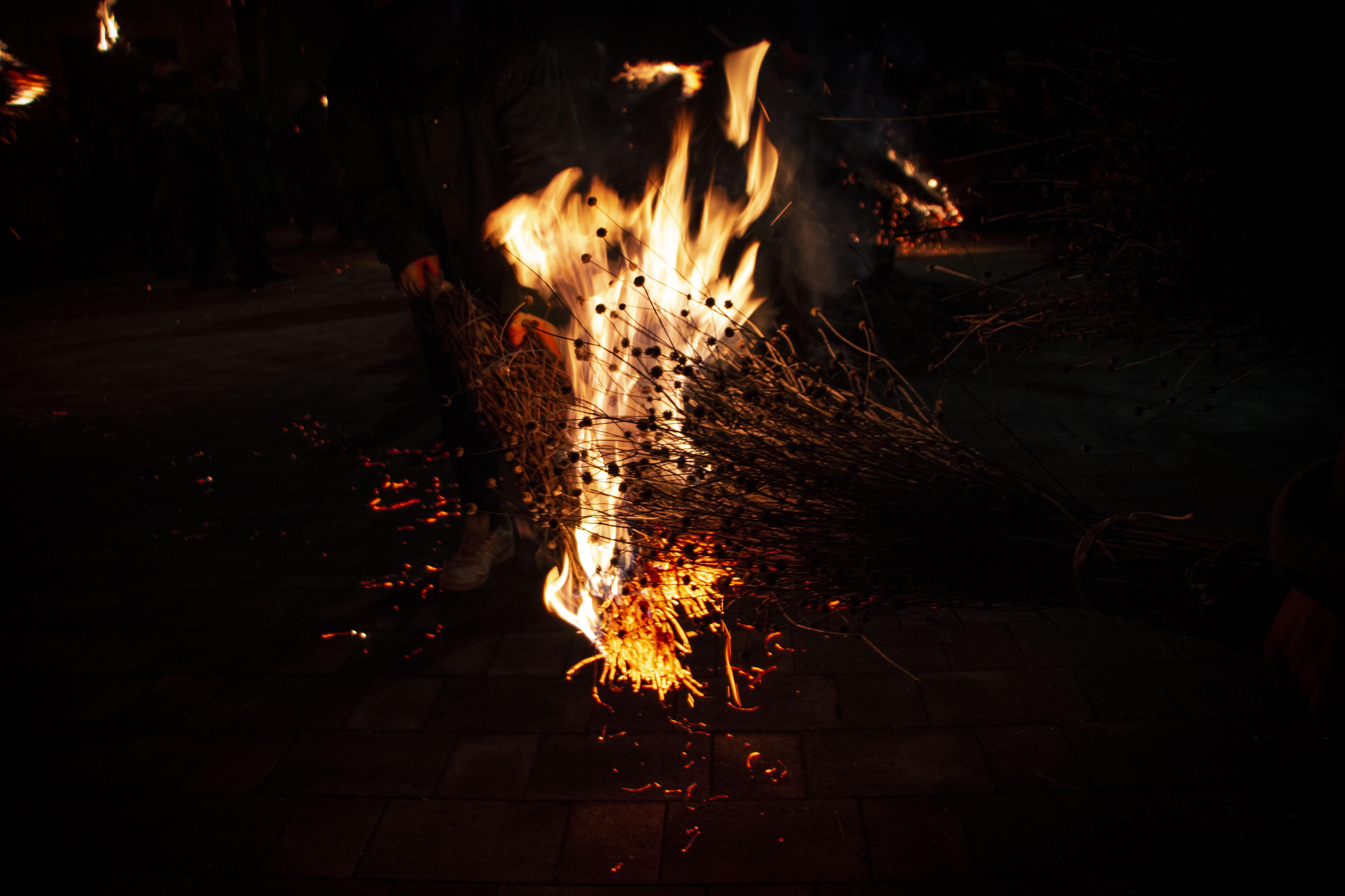 El foc il·lumina la vigilia de Nadal. FOTO: Anna E. Puig