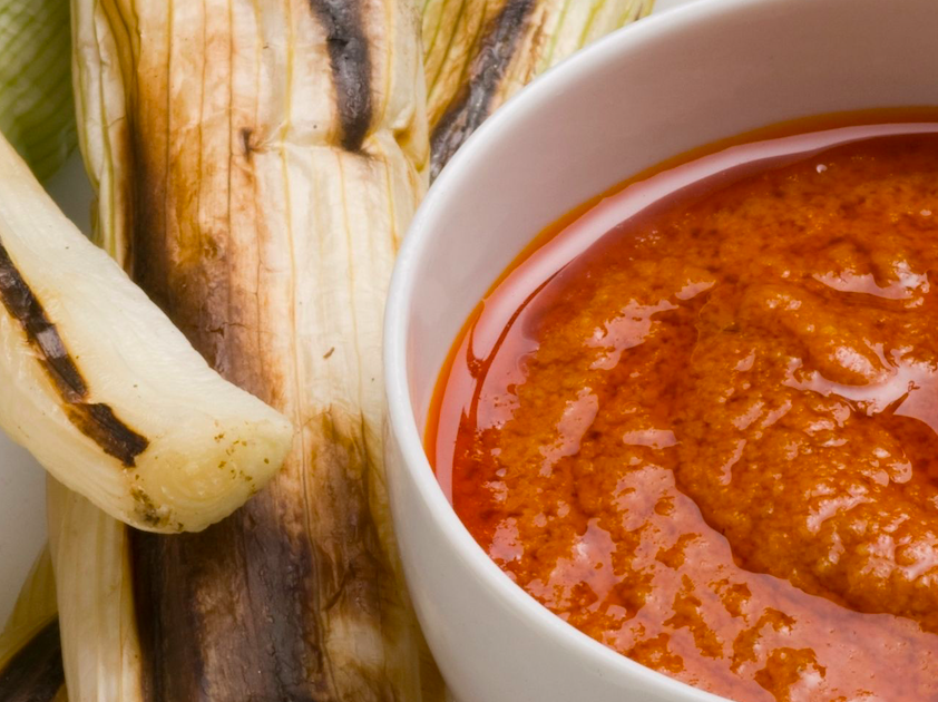 La salsa romesco acompaña los calco̧ots