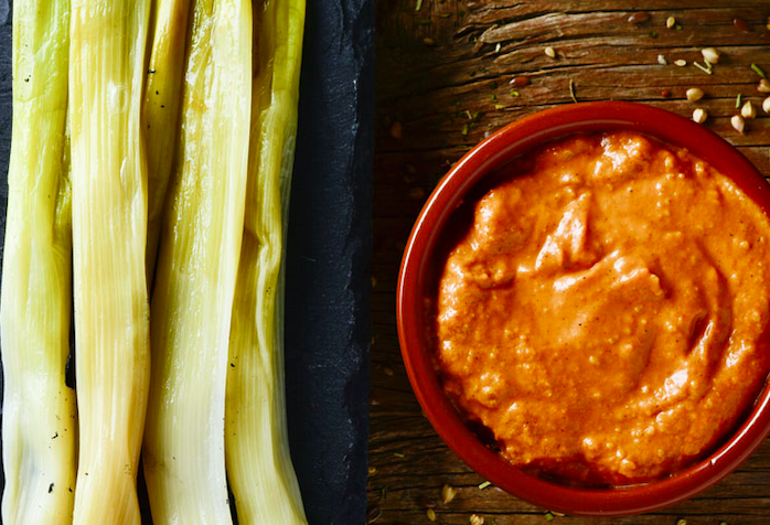 Calco̧ots al horno con romesco