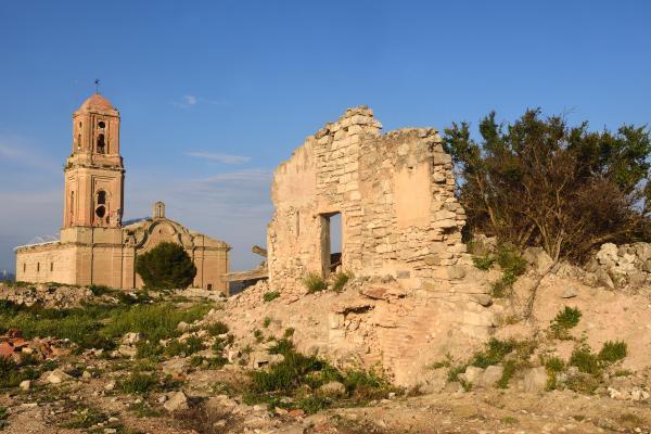 Pueblo Viejo de Corbera d'Ebre, con el església al fondo Pueblo Viejo de Corbera d'Ebre, con el església al fondo
