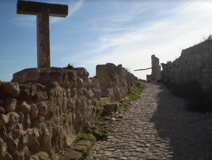 Una de les obres de l'Abacedari de la Llibertat al Poble Vell de Corbera d'Ebre