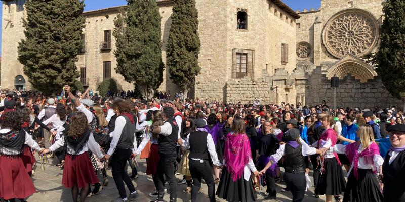 Moment en què els balladors de Gitanes formen una gran estrella al mig de la plaça. FOTO: Catalunya M'agrada