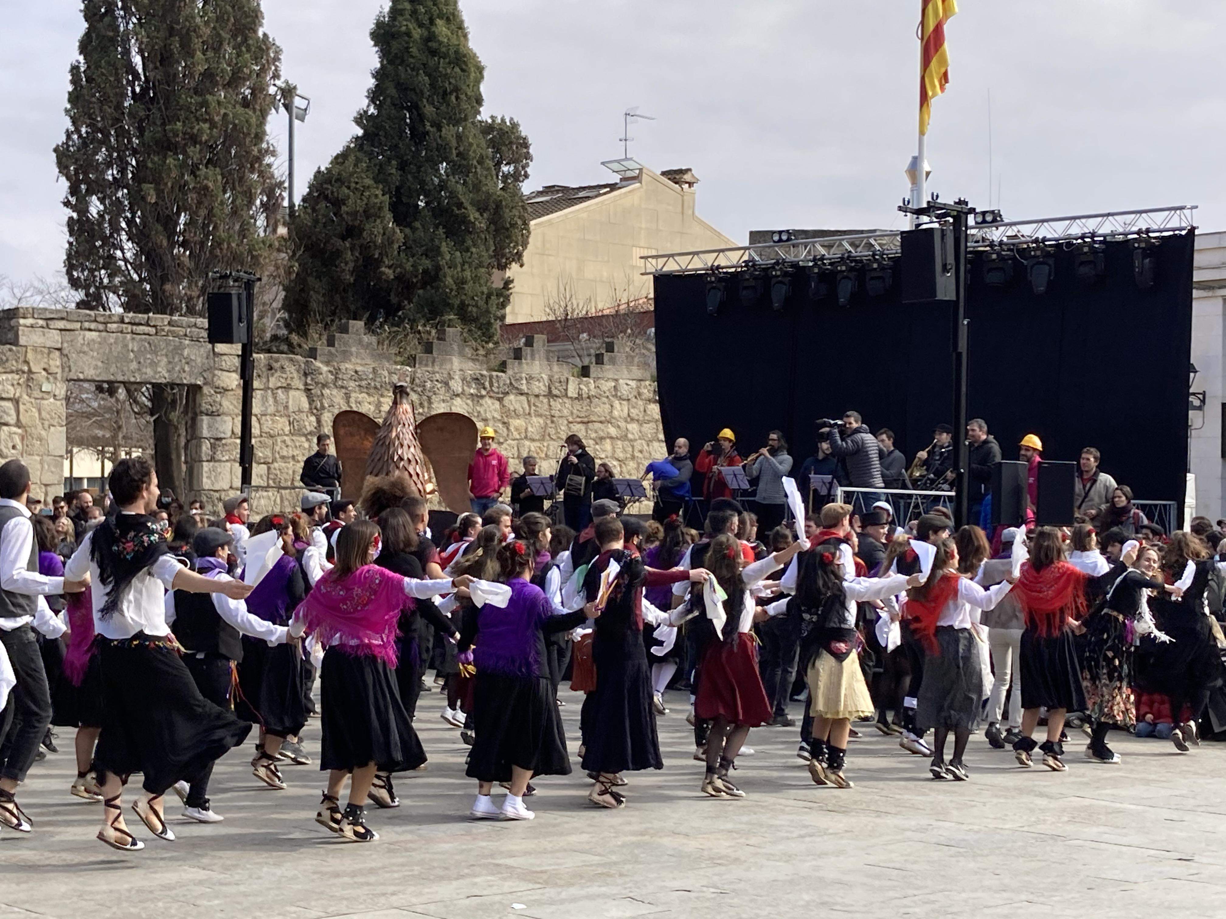 Els balladors, amb els ministrers a l'escenari i el Gall presidint el ball Els balladors, amb els ministrers a l'escenari i el Gall presidint el ball