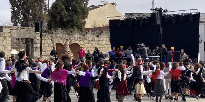 Els balladors, amb els ministrers a l'escenari i el Gall presidint el ball. FOTO: Catalunya M'agrada Els balladors, amb els ministrers a l'escenari i el Gall presidint el ball. FOTO: Catalunya M'agrada