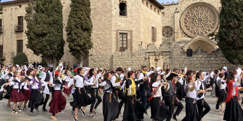 Els balladors de Gitanes amb el Monestir de Sant Cugat de fons. FOTO: Catalunya M'agrada