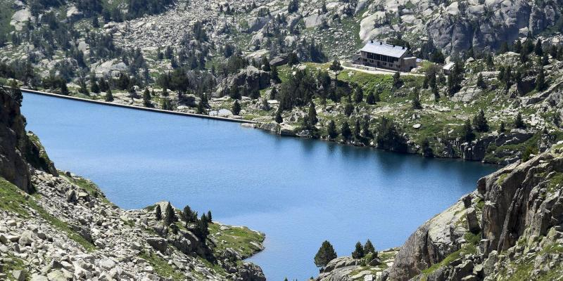 Estany i refugi d'Amitges baixant del coll homònim. FOTO: Catalunya - Palau Robert Estany i refugi d'Amitges baixant del coll homònim. FOTO: Catalunya - Palau Robert