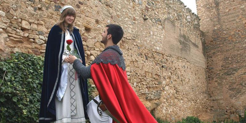 Sant Jordi lliura la rosa a la princesa. FOTO: Setmana Medieval