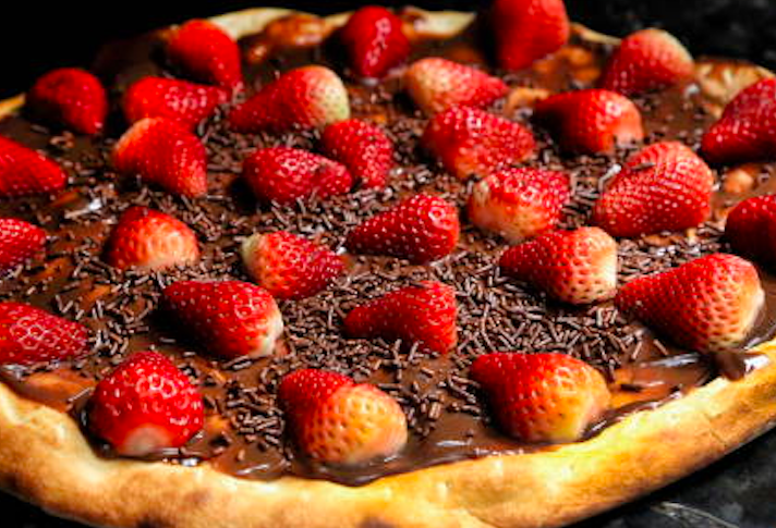Pizza dolça de maduixes i xocolata