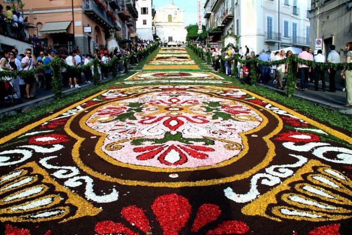Corpus i concurs de catifes de flors a Sitges