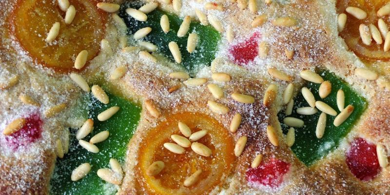 Coca de Sant Pere amb fruites confitades i pinyons Coca de Sant Pere amb fruites confitades i pinyons