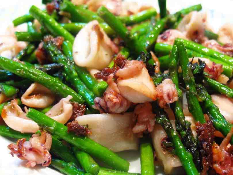 Calamars saltats amb espàrrecs i faves