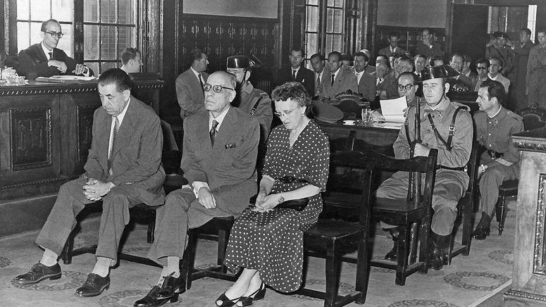 Imatge d'un judici franquista a una dona