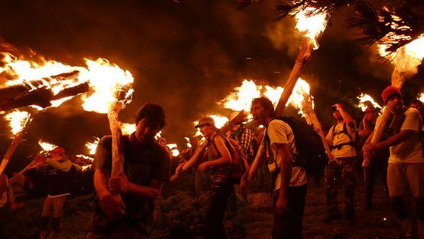 La baixada de falles als Pirineus és una tradició digna de ser viscuda La baixada de falles als Pirineus és una tradició digna de ser viscuda