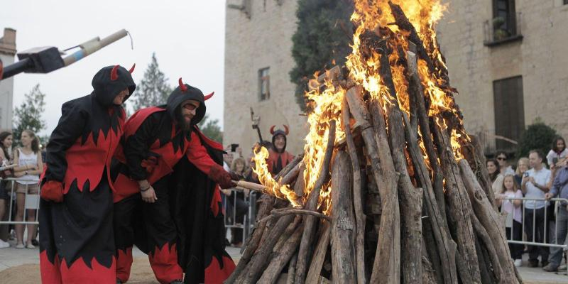 Amb el foc del Canigó s'encenen les fogueres de Sant Joan arreu dels Països Catalans, com en la imatge, a Sant Cugat del Vallès