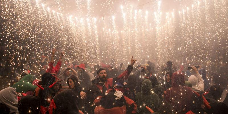 Bany de foc a l'Encabronada de Sant Cugat del Vallès FOTO Lali Puig:TOT Sant Cugat