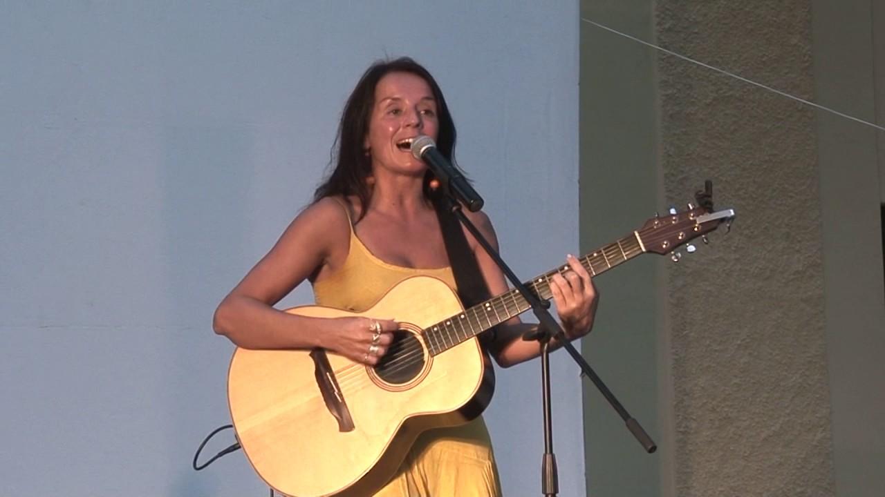 Montse Castellà durant un concert