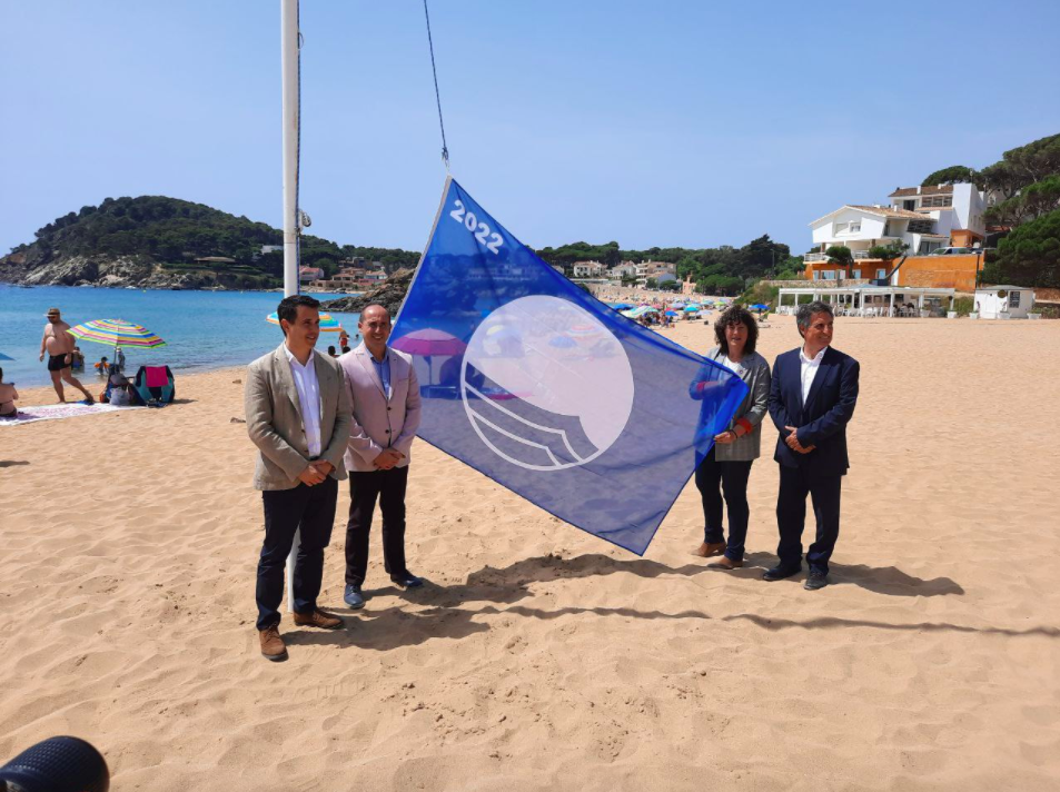 Mpment del lliurament de la Bandera Balava a una de les platges reconegudes
