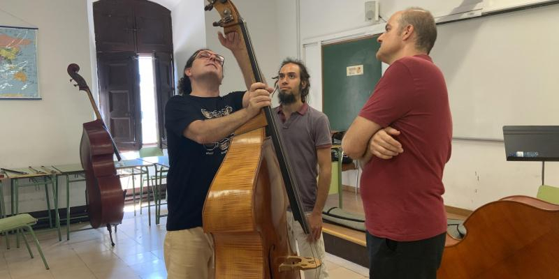 Músics i estudiants poden veure i provar els diferents instruments. FOTO: Kiko Valín