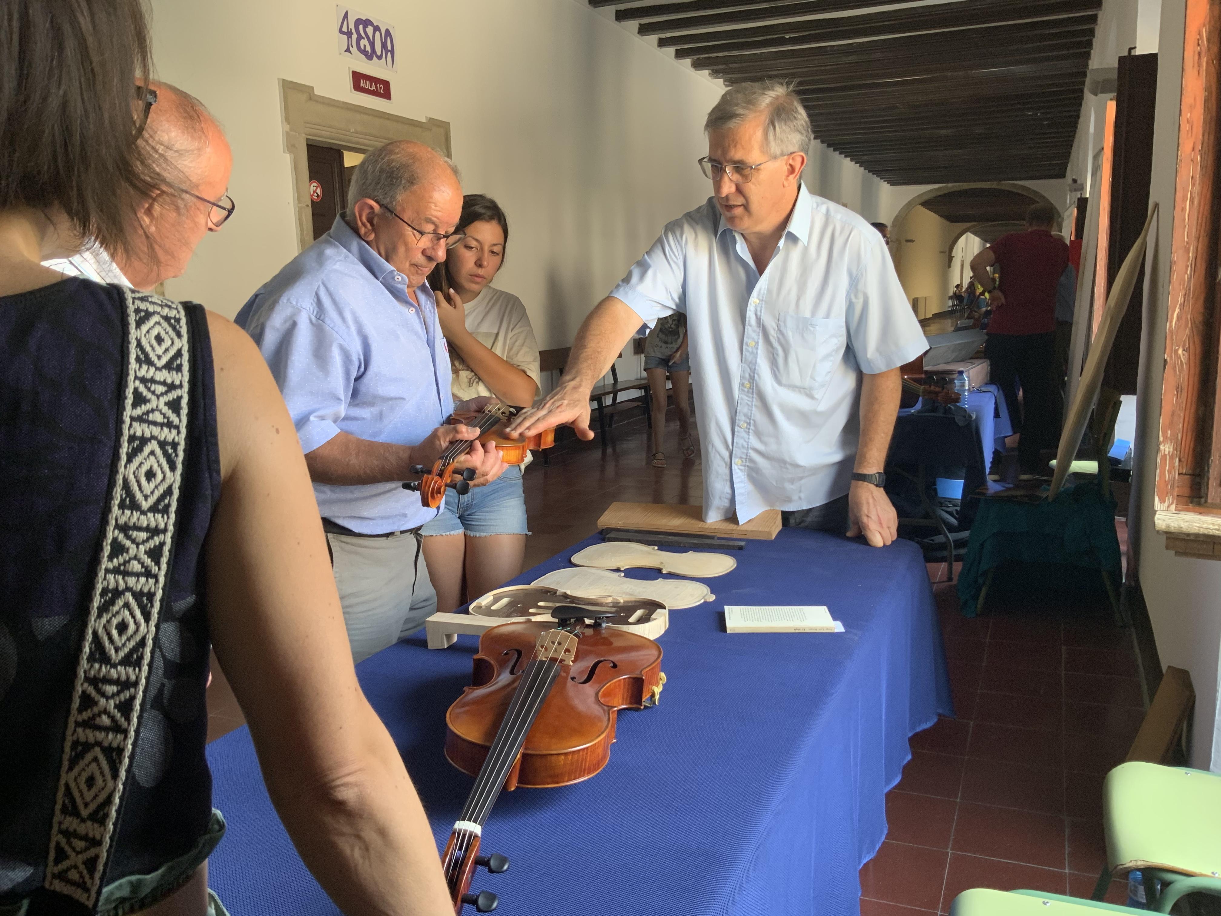 Els visitants podien conèixer les característiques de cada instrument de la mà dels seus creadors. FOTO: Kiko Valín