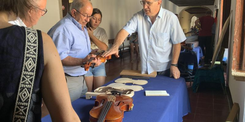 Els visitants podien conèixer les característiques de cada instrument de la mà dels seus creadors. FOTO: Kiko Valín Els visitants podien conèixer les característiques de cada instrument de la mà dels seus creadors. FOTO: Kiko Valín