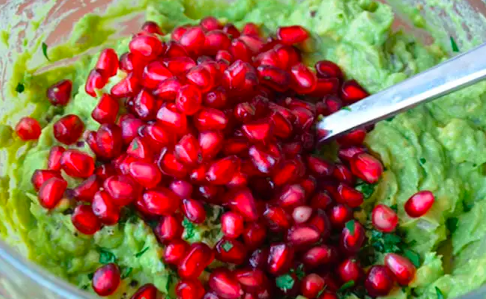 Combinar la magrana amb el guacamole és una molt bona opció