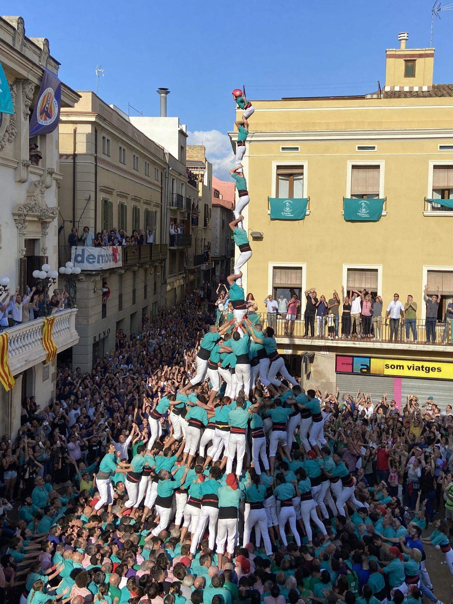 El primer pilar de 9 amb folre, manilles i puntals de la història, fet pels Castellers de Vilafranca FOTO @Verds
