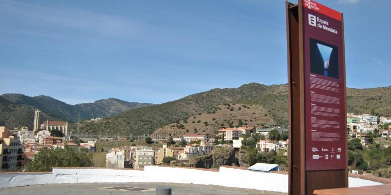 Portbou des de l'esplanada del Memorial Benjamin. MUME