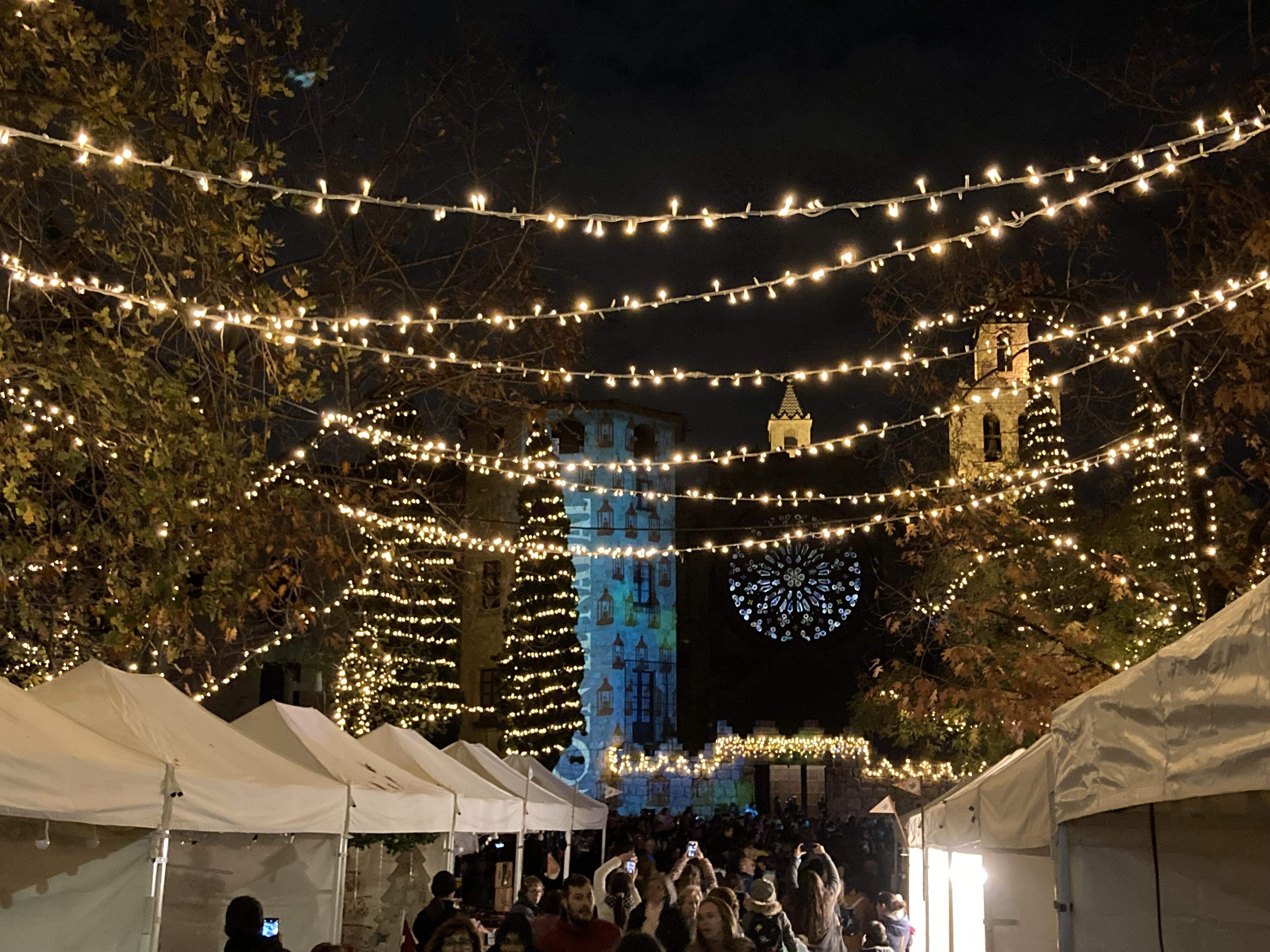 Llums de colors, i fires de Nadal indiquen que la celebració ja és aquí, com en aquesta imatge de Sant Cugat del Vallès Llums de colors, i fires de Nadal indiquen que la celebració ja és aquí, com en aquesta imatge de Sant Cugat del Vallès